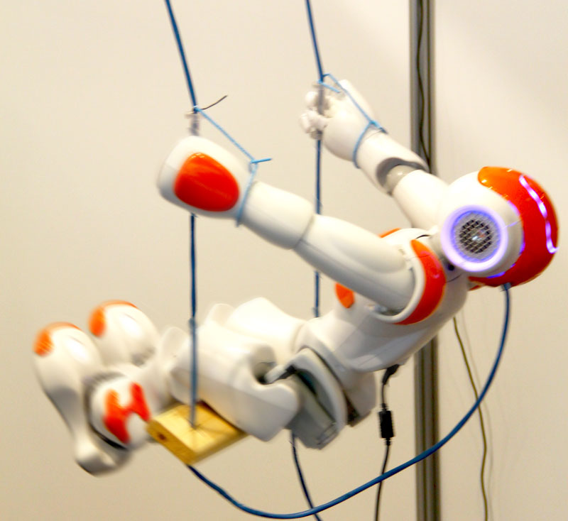 robot_on_swing_NAO