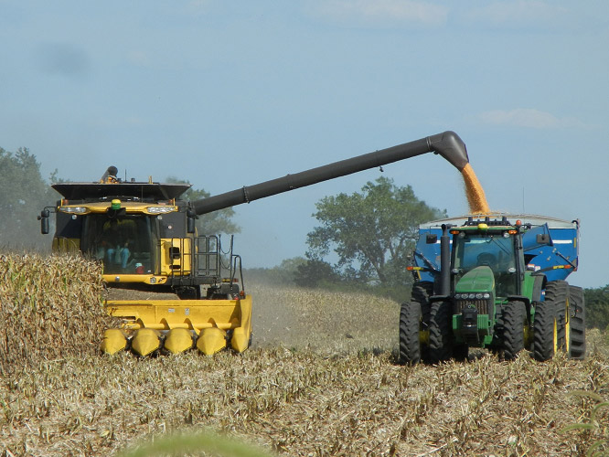 The-Kinze-Autonomous-Grain-Cart-system-working-with-a-combine-in-2012