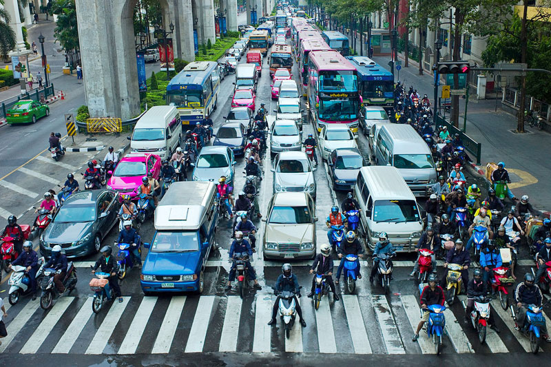 Motorcyclists_lane_splitting_in_Bangkok,_Thailand