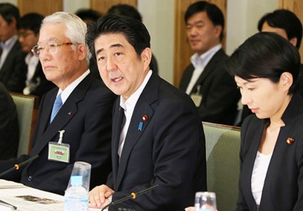 Japanese Prime Minister Shinzo Abe delivering an address at the Robot Revolution Realization Council. Source: Prime Minister's Office.