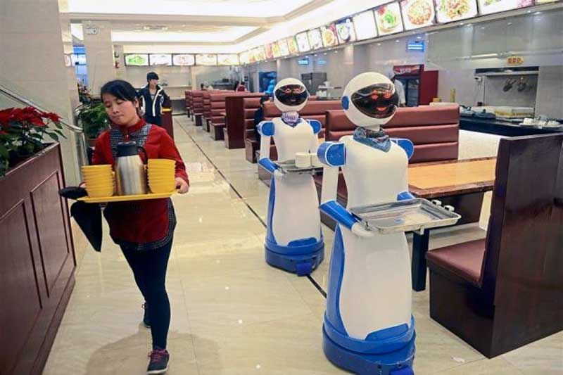 Robot-waiters-in-China_800_533_80