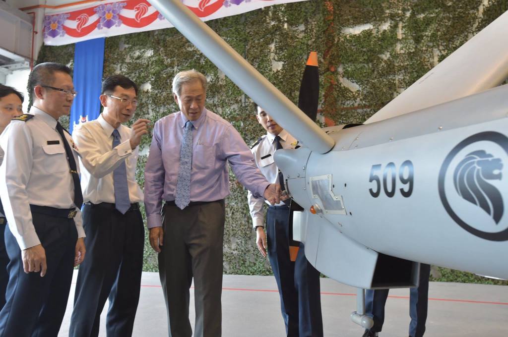 Elbit Hermes 450 - photo: Singapore Minister for Defence Dr Ng Eng Hen (facebook page)