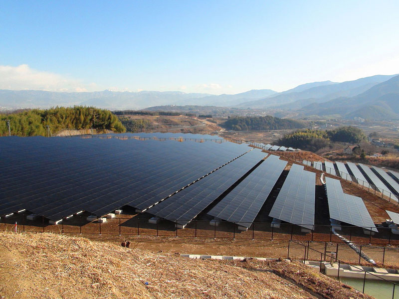 Komekurayama Solar Power Plant owned and operated by TEPCO in Kofu, Yamanashi Prefecture. Source: Sakaori via Wikimedia Commons.