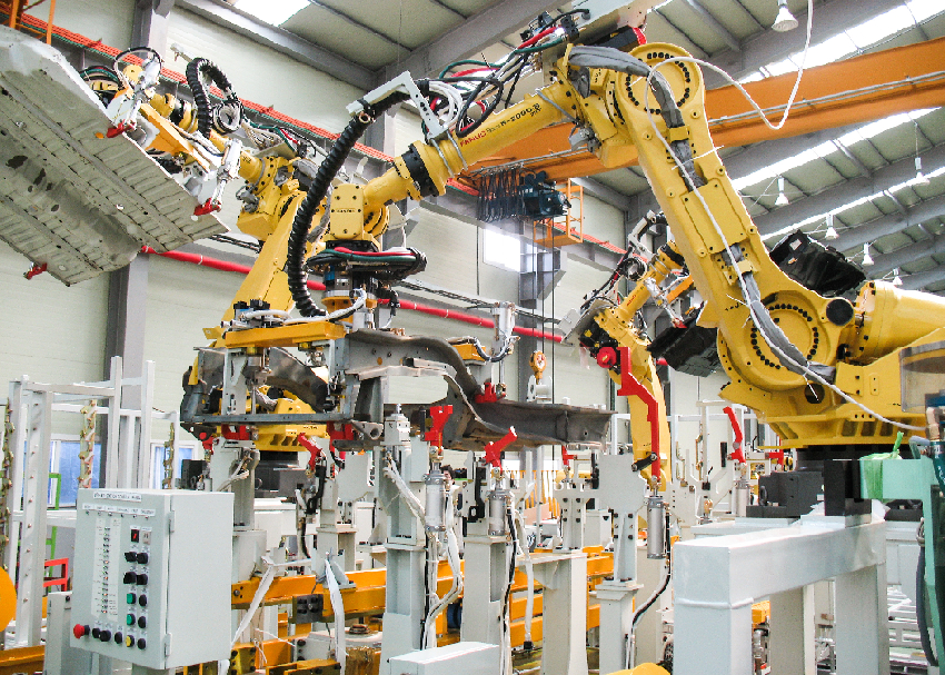 FANUC_R2000iB at work. Source: Wikipedia Commons