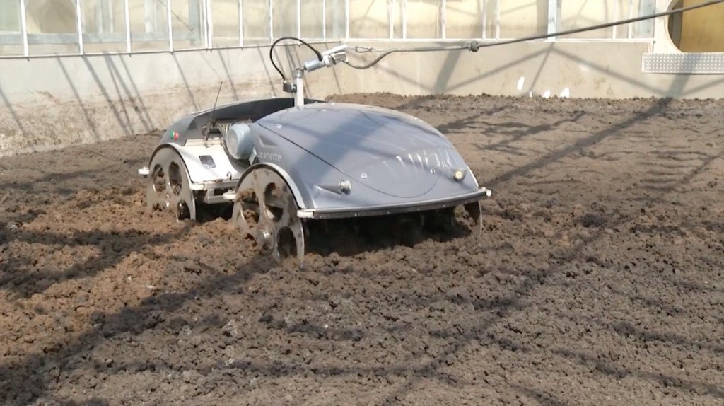 Robot "pig" in Germany, helps to aerate and dry sewage plants. Source: Thermo-Systems Vimeo
