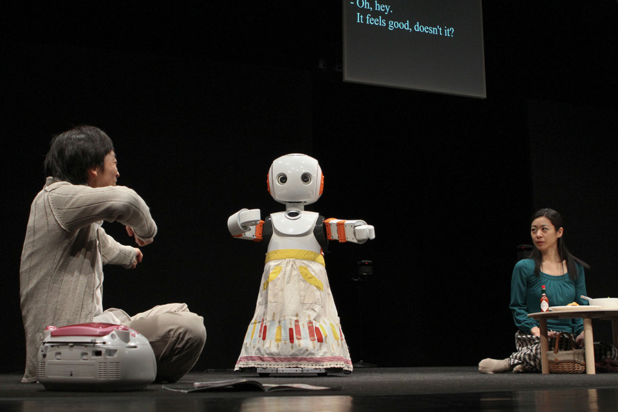 Hiroshi Ota and Minako Inoue with 2 Robovie R3 robots in Oriza Hirata's "I, Worker"