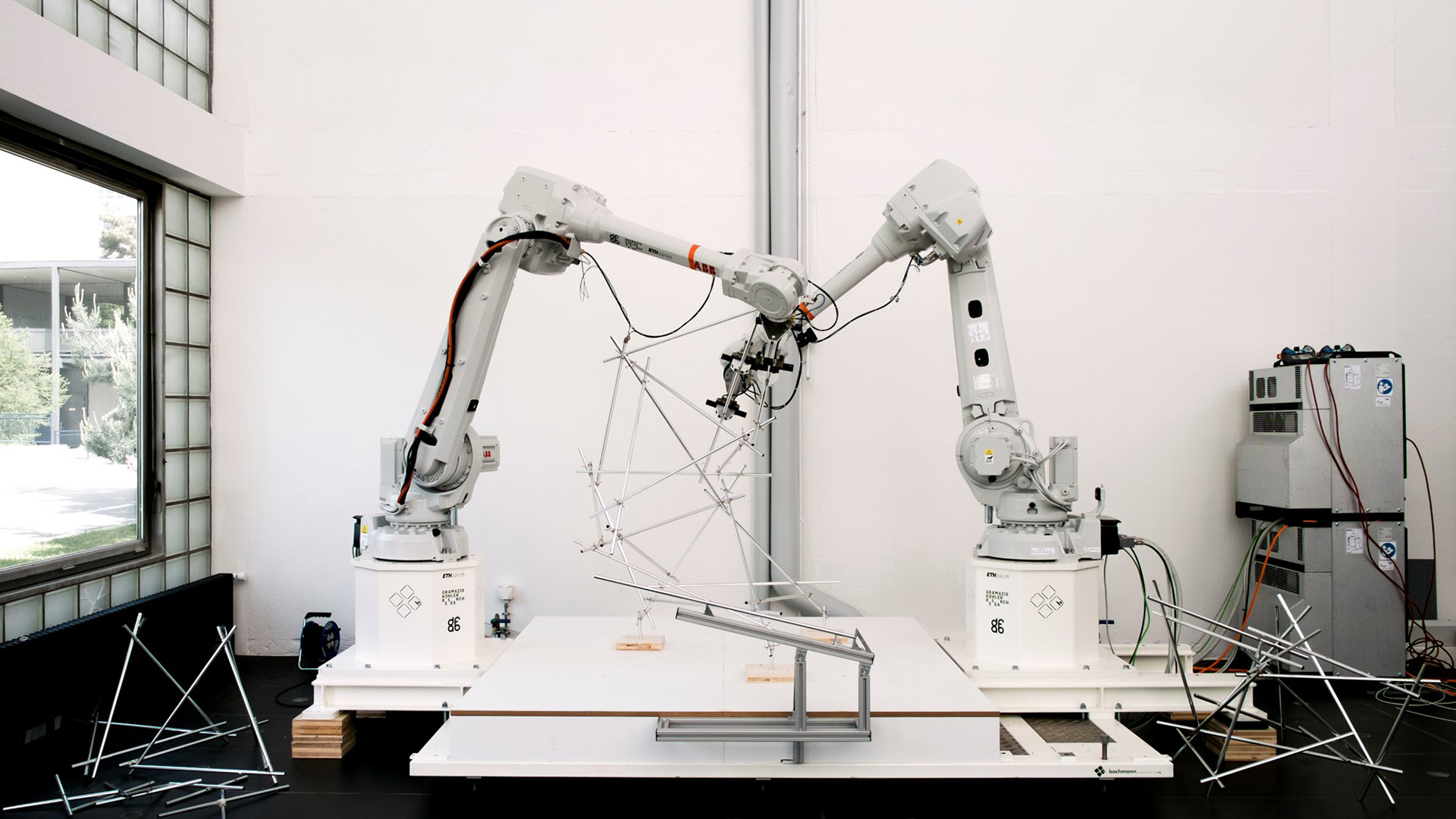 Figure 1: Multi-robotic assembly of spatial discrete elements structures.