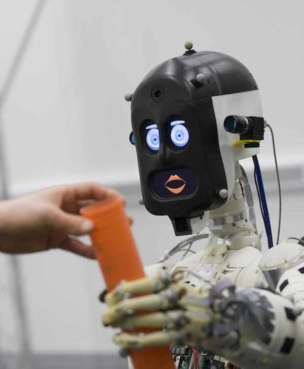 Робот он и есть робот. Человекоподобный робот. Робот он и есть робот. Робот он и есть робот. Робот оператор.