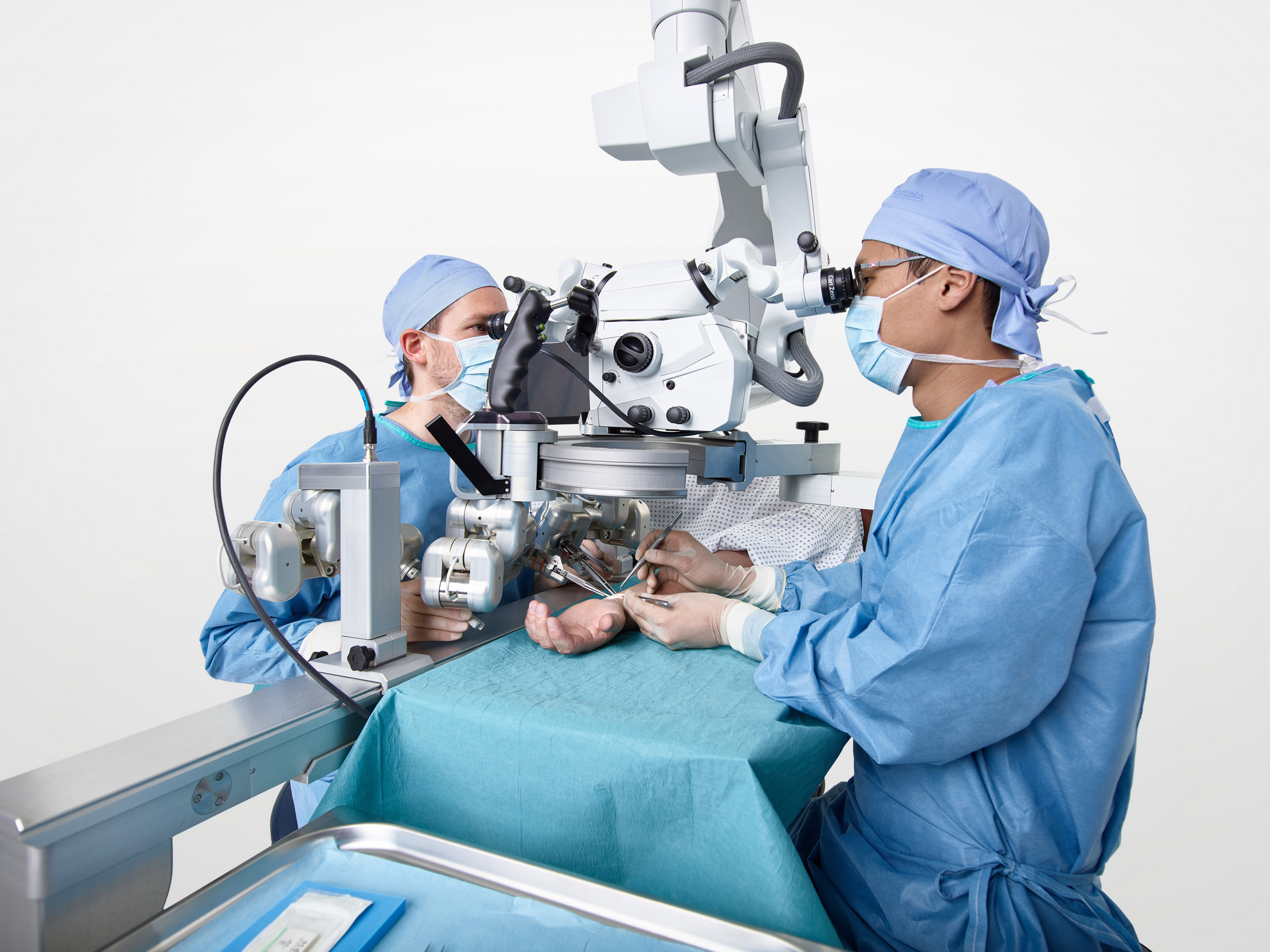 Robot Assistants In The Operating Room Promise Safer Surgery Robohub   TOP 20190423 Fotografie Microsure 2019 04 2329373 HR 